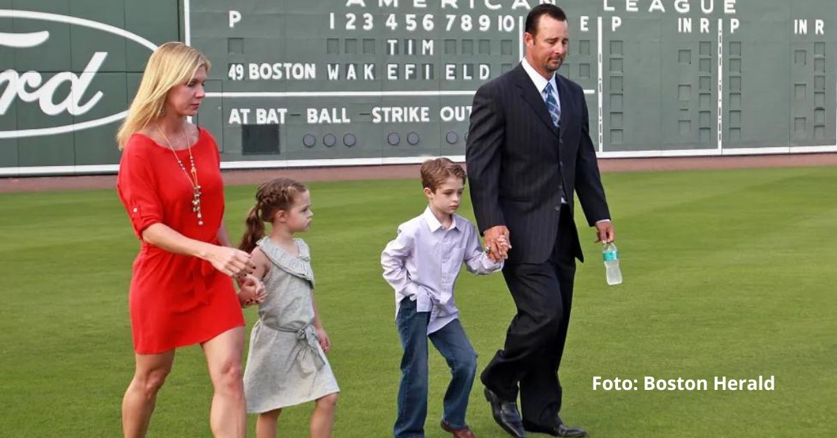 Stacy Wakefield, la viuda del lanzador de Boston Red Sox, Tim Wakefield, falleció el miércoles