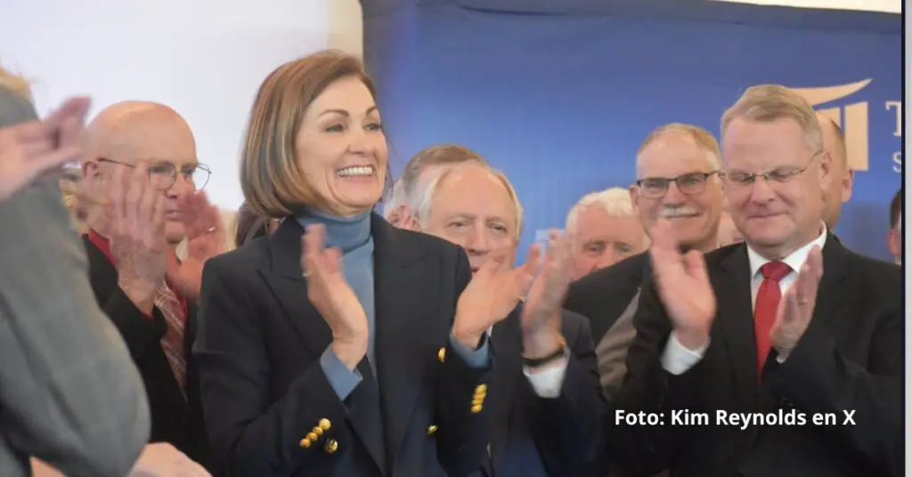 La gobernadora de Iowa, Kim Reynolds promulgó un polémicos proyecto de ley