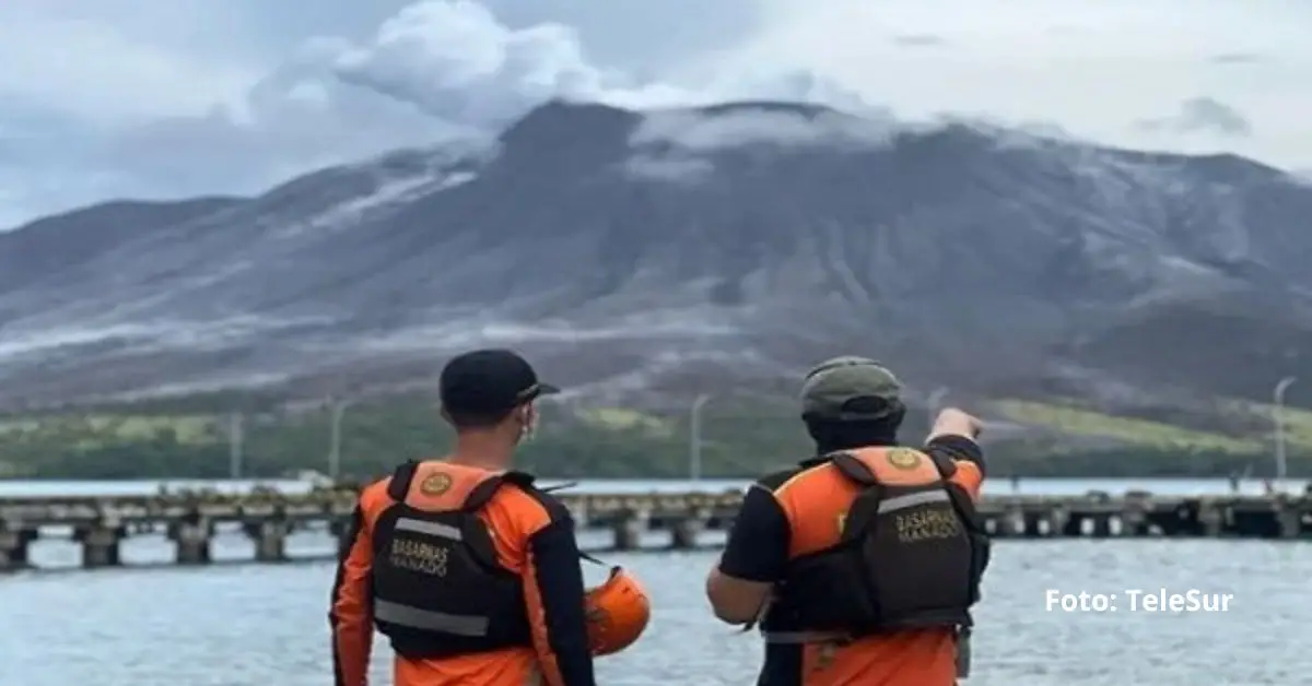 La intensa actividad del volcán en Indonesia ya afectó la zona residencial de la costa de Tagulandang y dejó varios heridos