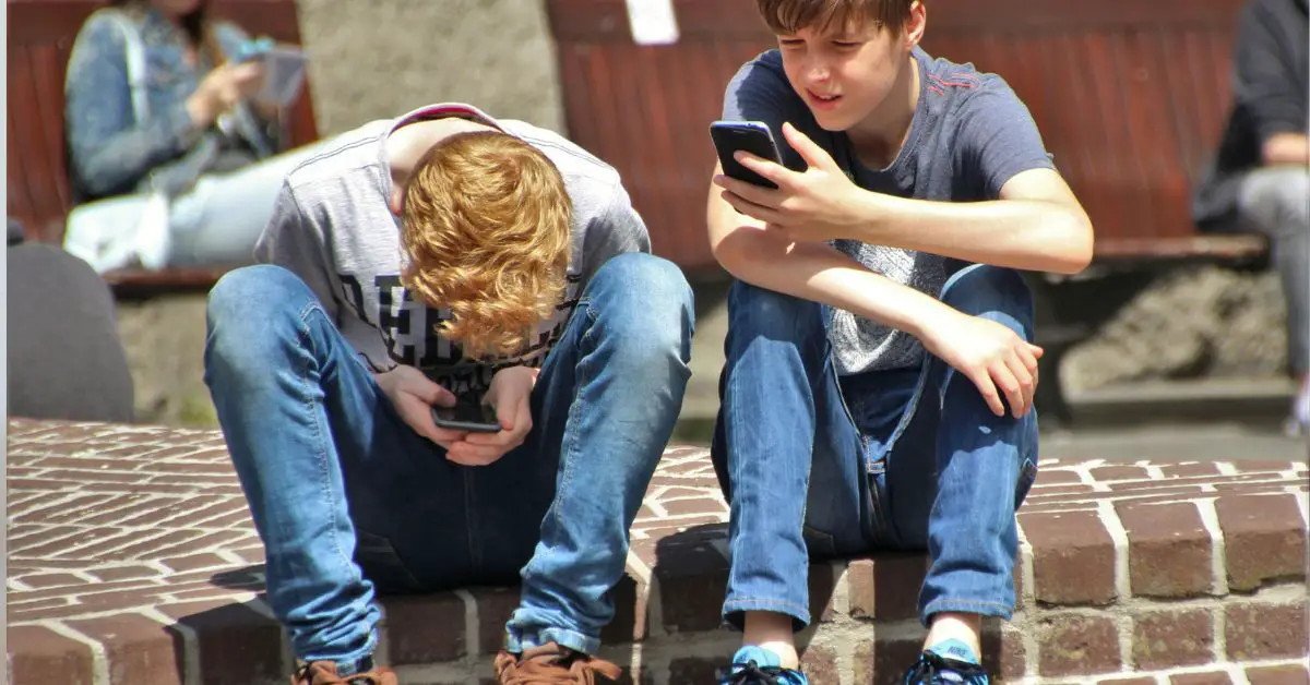 Los teléfonos inteligentes y las redes sociales representan un peligro para la salud mental de niños y adolescentes