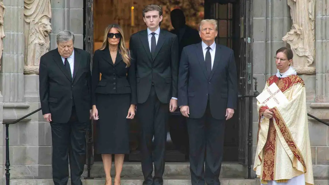 Barron Trump junto a sus padres en el funeral de su abuela materna