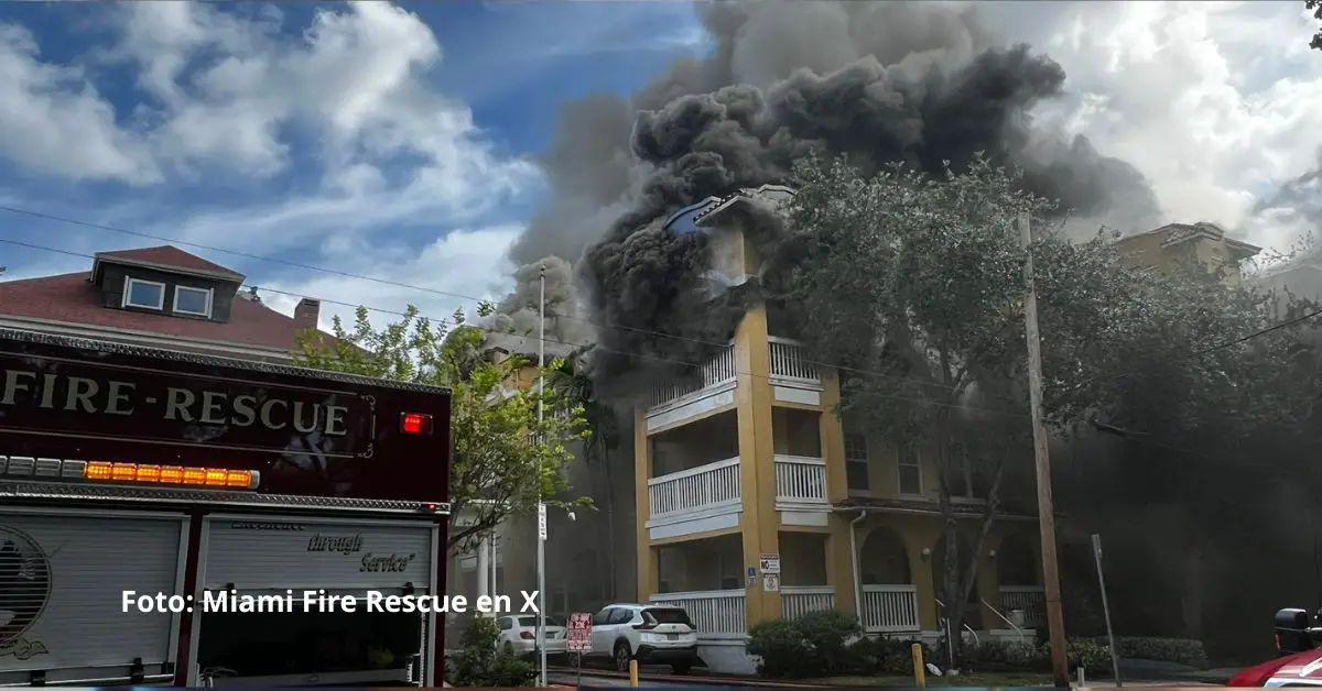 Un voraz incendio afectó este lunes el edificio Temple Court Apartments en Miami