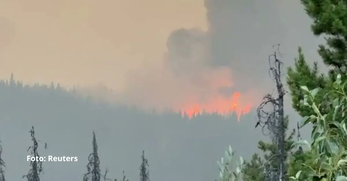 Un incendio forestal fuera de control en Canadá ha destruido gran parte de la localidad turística de Jasper