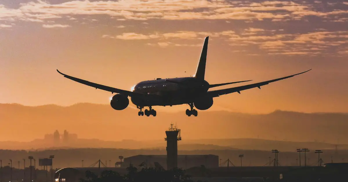 Miles de trabajadores de Boeing, en Estados Unidos, votaron este jueves para iniciar una huelga general