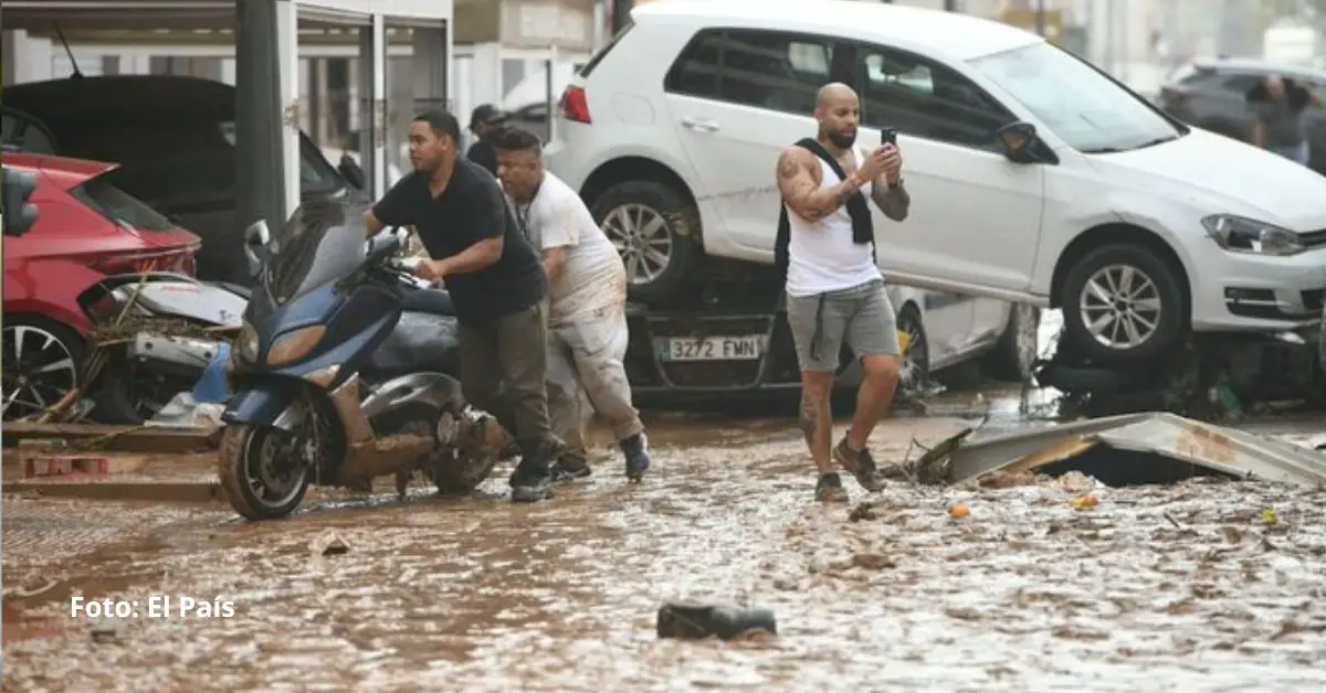 De acuerdo con El País la alerta a la población se envió ocho horas después de que la lluvia comenzará a desbordar barrancos