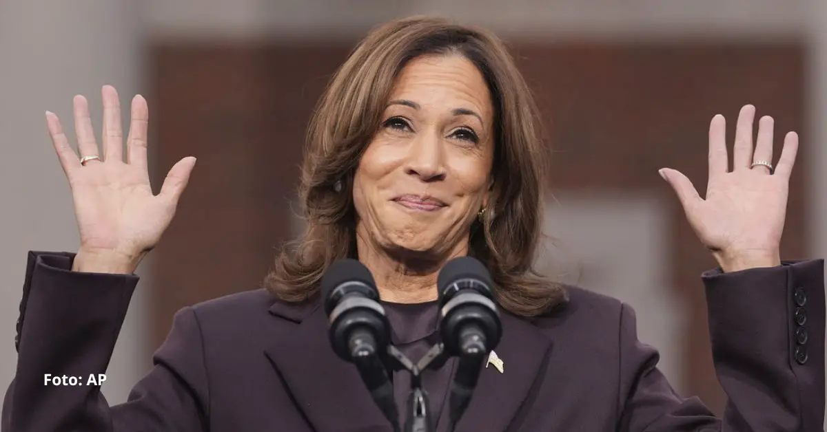 Kamala Harris se dejó ver este lunes junto al presidente de Estados Unidos, Joe Biden en un acto conmemorativo por el Día de los Veteranos