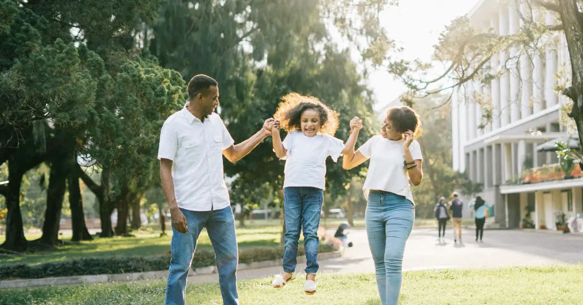 En España y la mayoría de los países de Latinoamérica, es común que las personas lleven dos apellidos uno del padre y otro de la madre