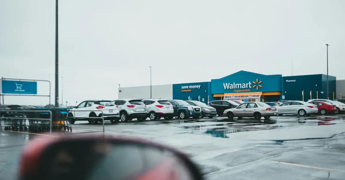 En un Walmart abarrotado, una niña dejó atónitos a empleados y compradores