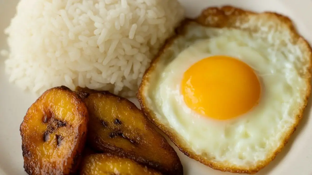Comida cubana arroz huevo platano